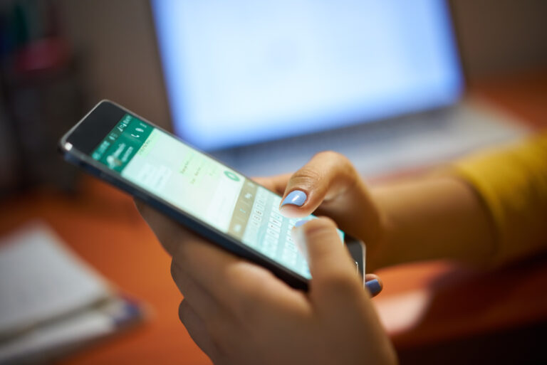 API de WhatsApp Business: qué es, cómo implementarla y qué plataforma elegir