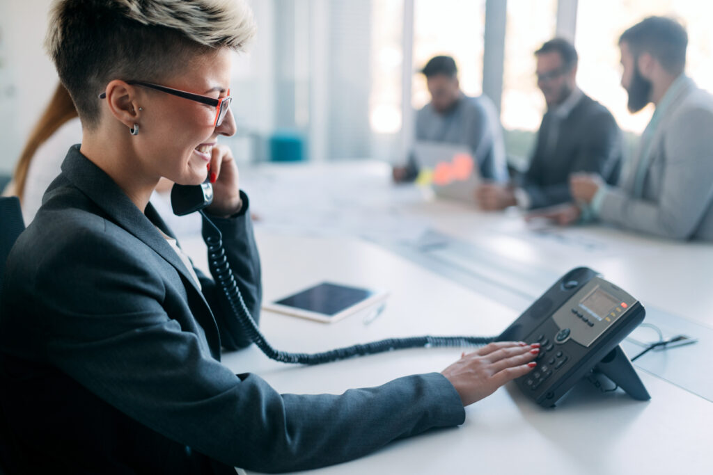Cómo integrar tu sistema telefónico (VoIP) con tu CRM